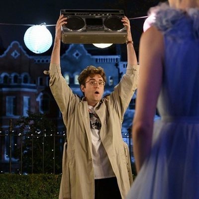 John Reynolds con un radiocasete en 'Cuatro bodas y un funeral'