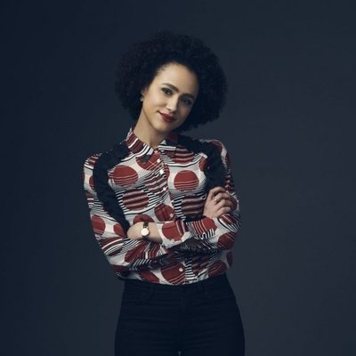 Nathalie Emmanuel es Maya en 'Cuatro bodas y un funeral'