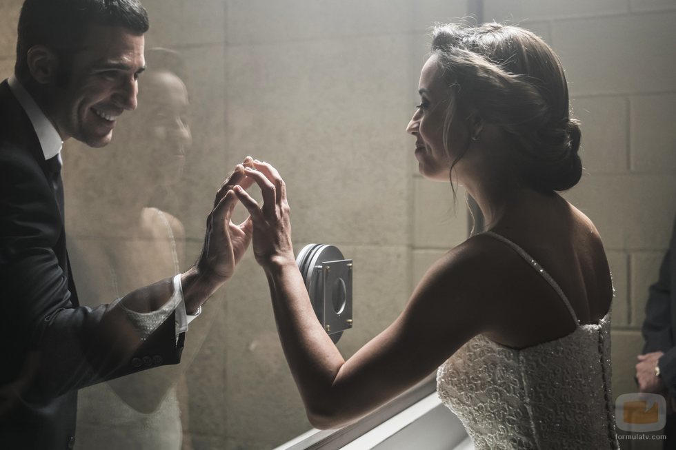 Miguel Ángel Silvestre y Marisé Álvarez en una secuencia de 'En el corredor de la muerte'