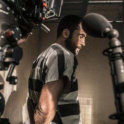 Miguel Ángel Silvestre en el rodaje de 'En el corredor de la muerte'