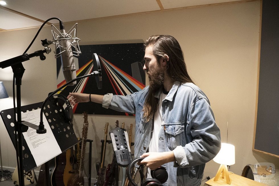 Carlos Sadness en el estudio para grabar la sintonía de 'Mercado Central'