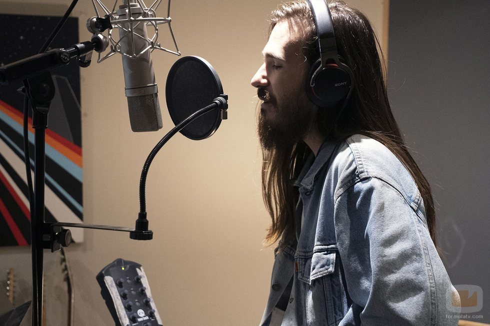 Carlos Sadness en el estudio grabando el tema principal de 'Mercado Central'