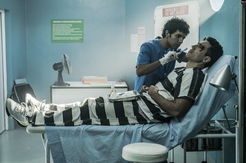 Miguel Ángel Silvestre recibiendo cuidado sanitario en 'En el corredor de la muerte'