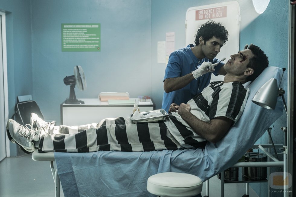 Miguel Ángel Silvestre recibiendo cuidado sanitario en 'En el corredor de la muerte'