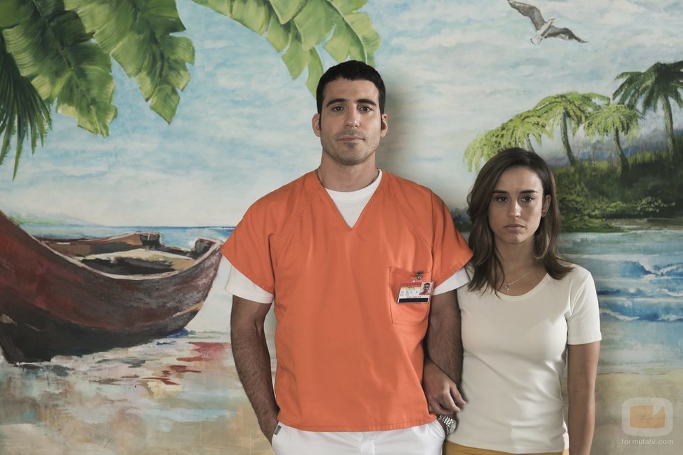 Miguel Ángel Silvestre y Marisé Álvarez en una imagen episódica de 'En el corredor de la muerte'