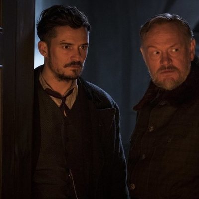 Orlando Bloom y Jared Harris en 'Carnival Row'