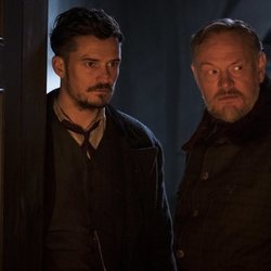 Orlando Bloom y Jared Harris en 'Carnival Row'
