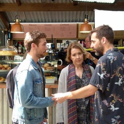 María Pujalte junto a Carlos Cuevas en el rodaje de 'Merlí: Sapere Aude'