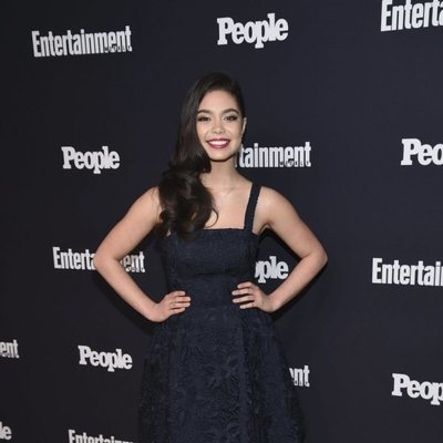 La actriz Auli'i Cravalho posando en un photocall