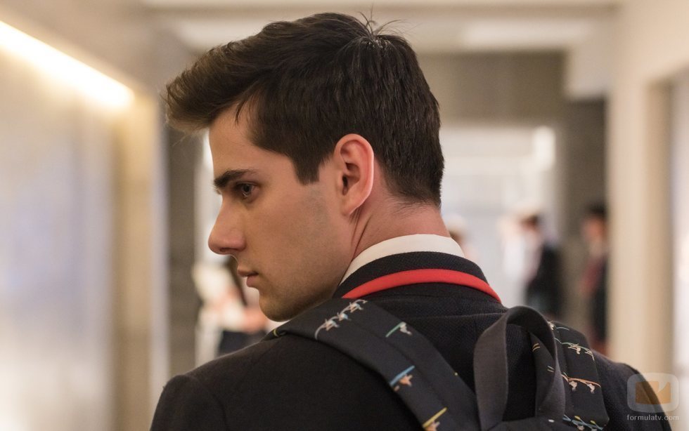 Álvaro Rico en el instituto Las Encinas en la segunda temporada de 'Élite'