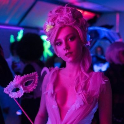 Ester Expósito en una fiesta de disfraces durante la segunda temporada de 'Élite'