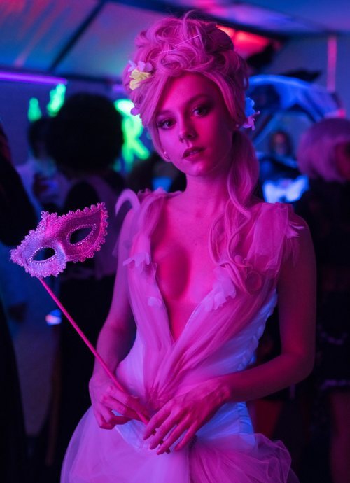 Ester Expósito en una fiesta de disfraces durante la segunda temporada de 'Élite'