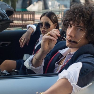 Danna Paola y Jorge López montados en un coche en la segunda temporada de 'Élite'