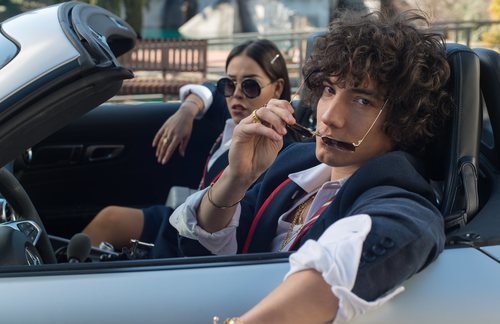 Danna Paola y Jorge López montados en un coche en la segunda temporada de 'Élite'
