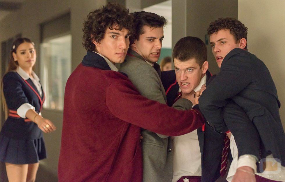 Germán es contenido por algunos compañeros en la segunda temporada de 'Élite'