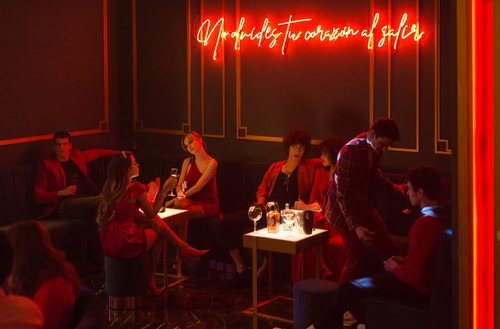 Los personajes de 'Élite' en el reservado en una escena de la segunda temporada