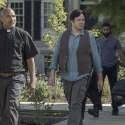 El padre Gabriel Stokes, el doctor Eugene Porter y Siddiq en la décima temporada de 'The Walking Dead'