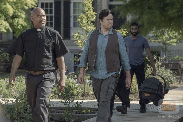 El padre Gabriel Stokes, el doctor Eugene Porter y Siddiq en la décima temporada de 'The Walking Dead'