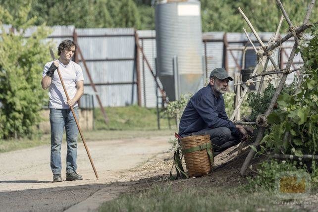 Negan y Brandon en la décima temporada de 'The Walking Dead'
