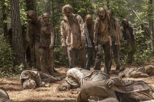 Un grupo de caminantes en la décima temporada de 'The Walking Dead'