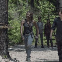 Michonne camina junto a Daryl en la décima temporada de 'The Walking Dead'