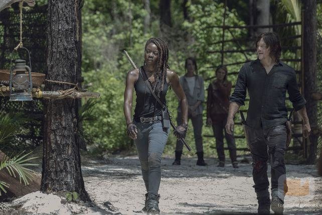 Michonne camina junto a Daryl en la décima temporada de 'The Walking Dead'