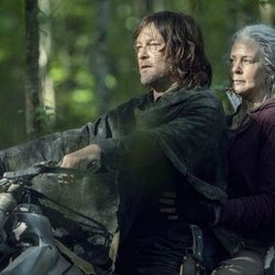 Daryl y Carol subidos en la moto en la décima temporada de 'The Walking Dead'