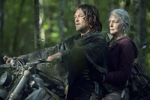 Daryl y Carol subidos en la moto en la décima temporada de 'The Walking Dead'