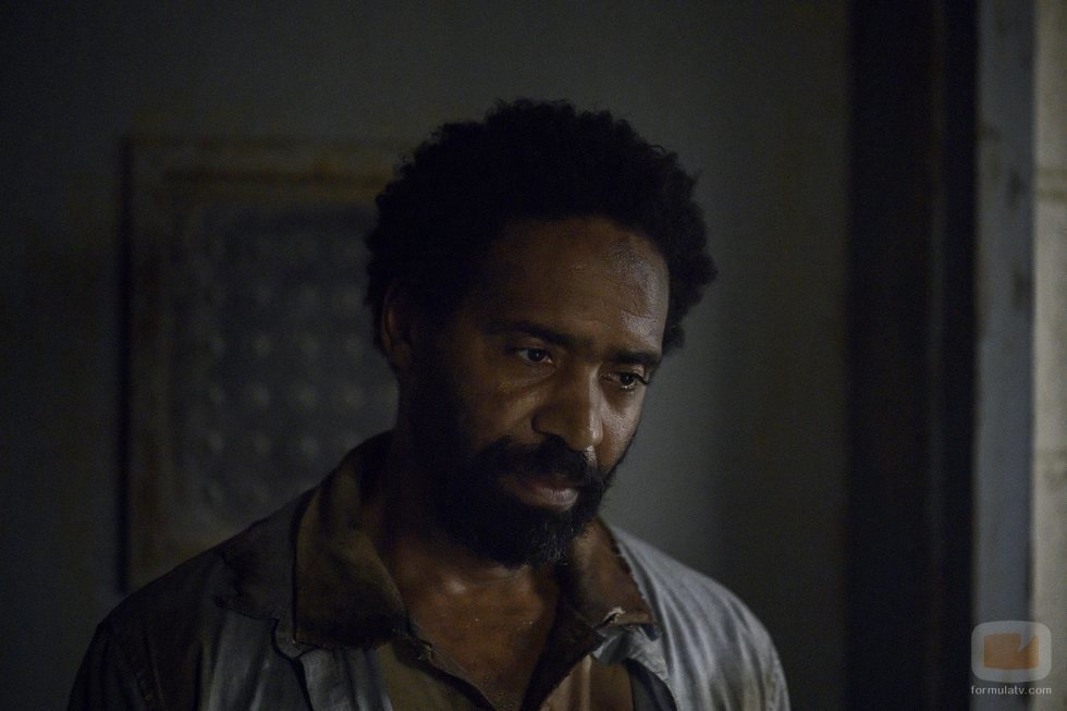 Virgil, uno de los supervivientes, en la décima temporada de 'The Walking Dead'