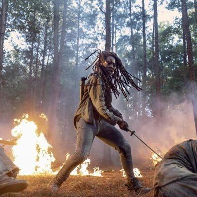 Michonne luchando contra los caminantes en la décima temporada de 'The Walking Dead'