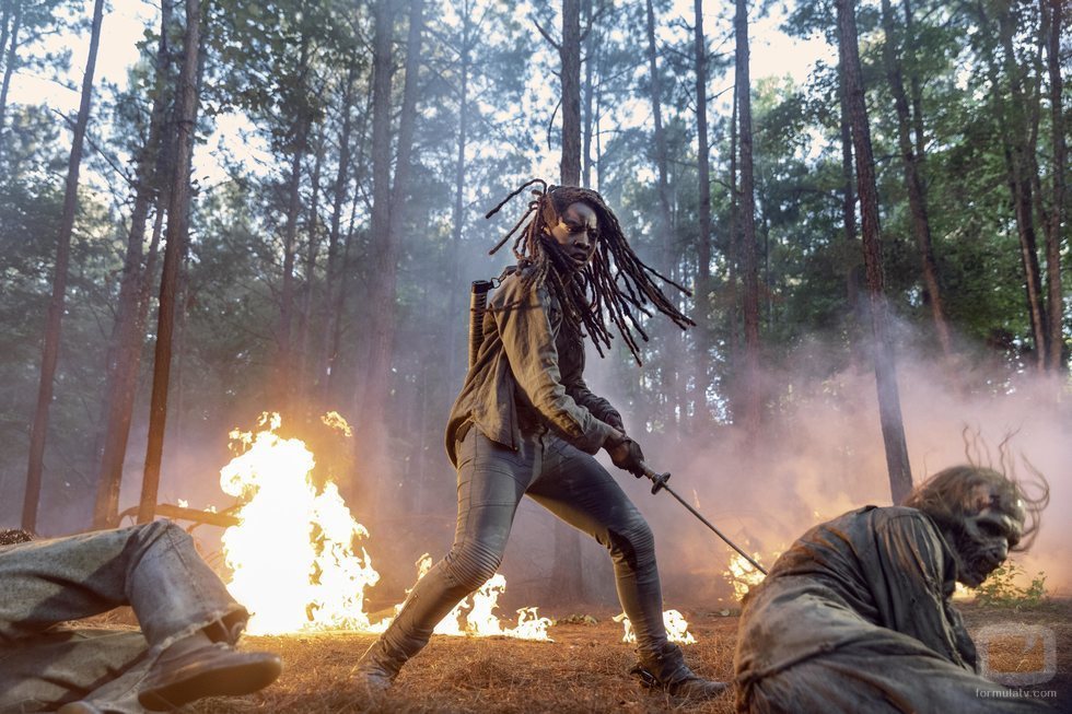 Michonne luchando contra los caminantes en la décima temporada de 'The Walking Dead'