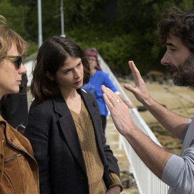 Emma Suárez y Alba Galocha recibiendo instrucciones durante el rodaje de 'Néboa'