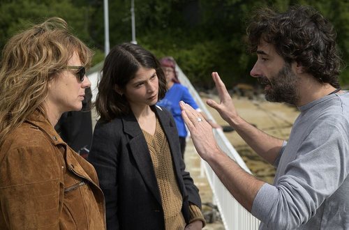Emma Suárez y Alba Galocha recibiendo instrucciones durante el rodaje de 'Néboa'
