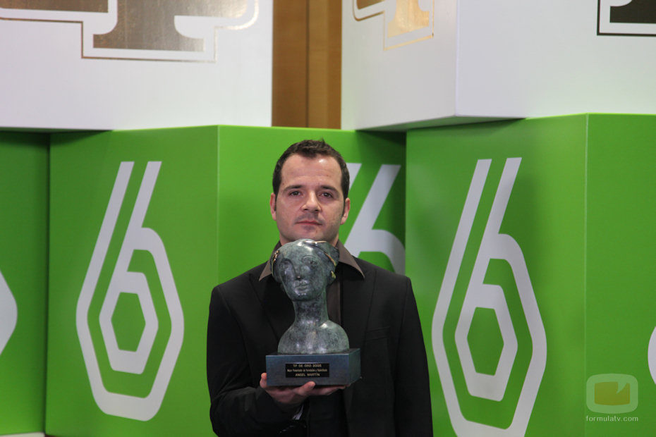 Ángel Martín enseña su TP de Oro 2008 a Mejor Presentador de Variedades y Espectáculos