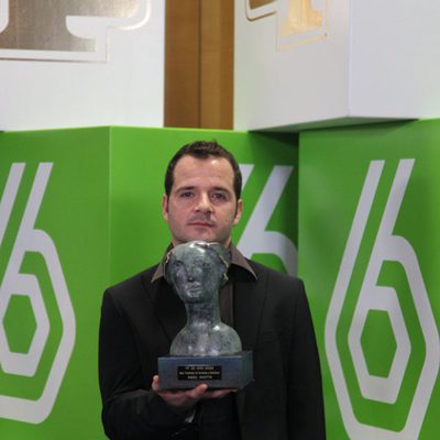 Ángel Martín enseña su TP de Oro 2008 a Mejor Presentador de Variedades y Espectáculos