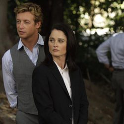 Patrick Jane y Teresa Lisbon en un capítulo de 'El Mentalista'