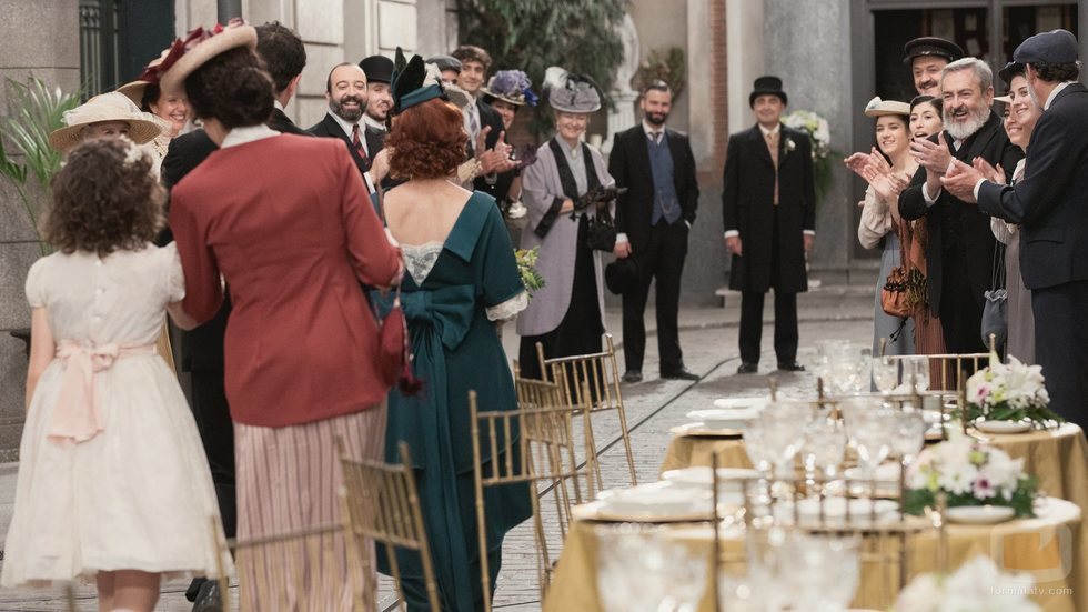 Carmen, rodeada de todos sus vecinos en su boda en 'Acacias 38'