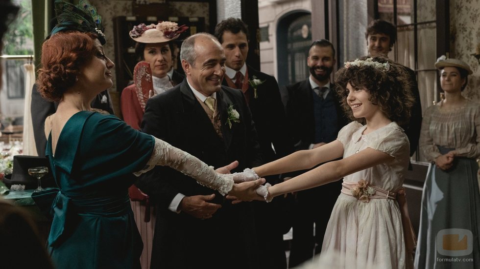 Milagros vuelve de Francia para la boda de Ramón y Carmen en 'Acacias 38'