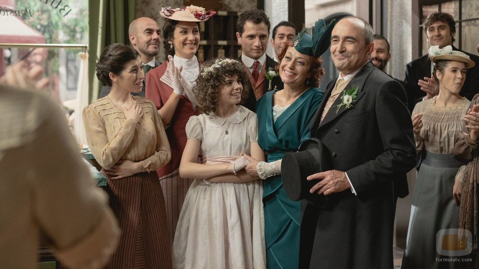 'Acacias 38' reúne a todos sus vecinos por la boda de Ramón y Carmen