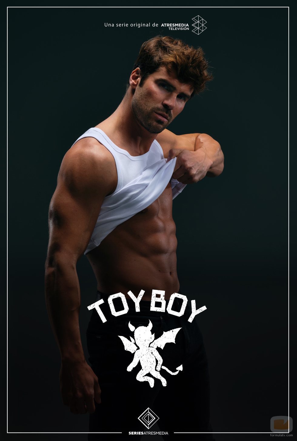 Iván (José de la Torre) muestra sus abdominales en un póster de 'Toy Boy'
