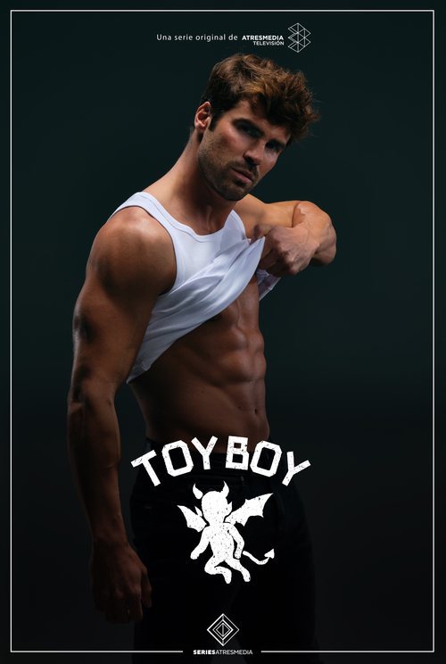 Iván (José de la Torre) muestra sus abdominales en un póster de 'Toy Boy'