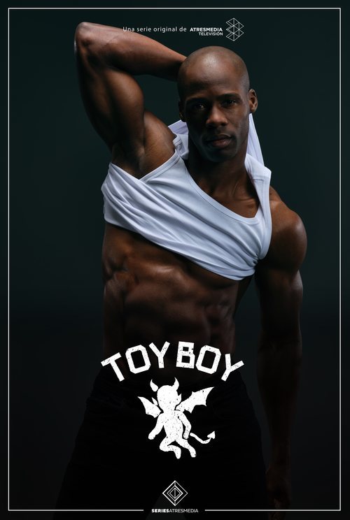 Germán (Raudel Raul) enseña su torso en un póster de 'Toy Boy'
