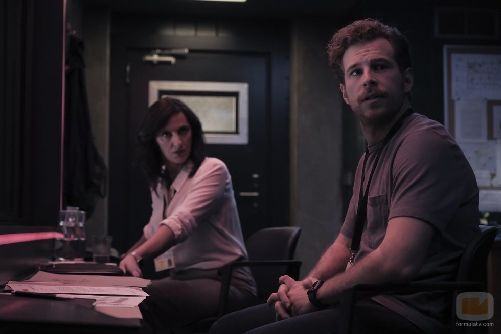 María Morales y Álvaro Cervantes en la sala de interrogatorios de 'Criminal'