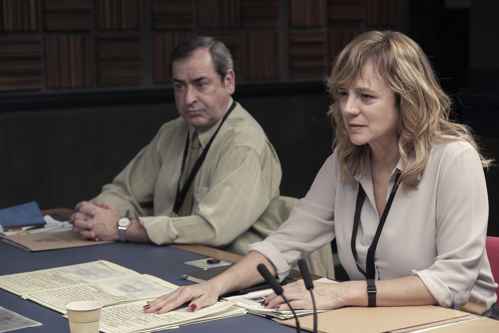 Emma Suárez y Jorge Bosch en la sala de interrogatorios de 'Criminal'