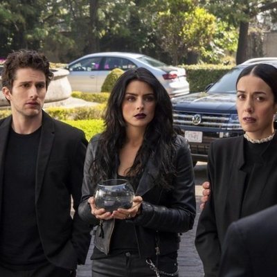 Darío Yazbek Bernal, Aislinn Derbez y Cecilia Suárez en la temporada 2 de 'La casa de las flores'