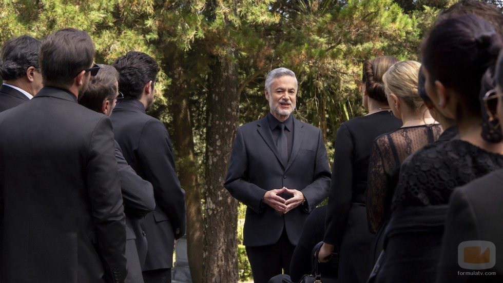 Arturo Ríos como Ernesto de la Mora en la segunda temporada de 'La casa de las flores'