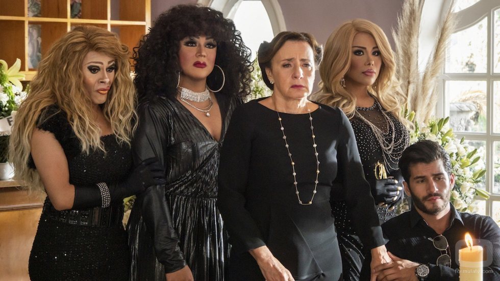 Verónica Langer con Irving Peña en la segunda temporada de 'La casa de las flores'