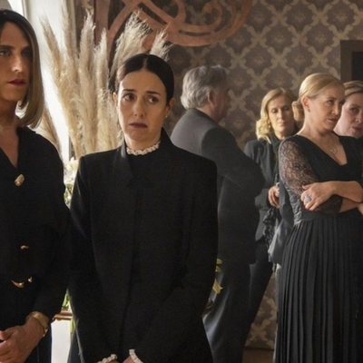 Paco León junto a Cecilia Suárez en la segunda temporada de 'La casa de las flores'