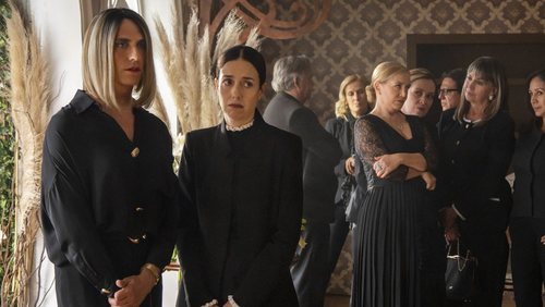 Paco León junto a Cecilia Suárez en la segunda temporada de 'La casa de las flores'