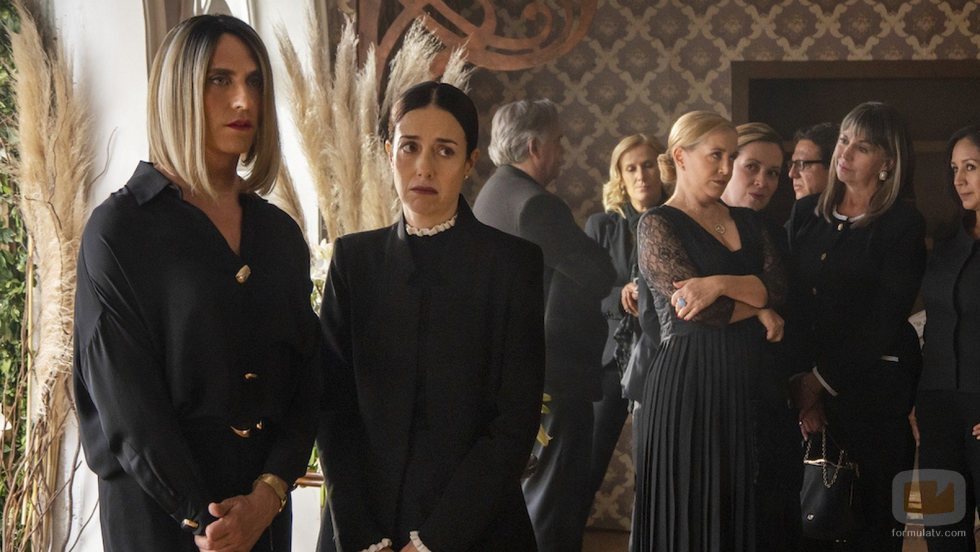 Paco León junto a Cecilia Suárez en la segunda temporada de 'La casa de las flores'